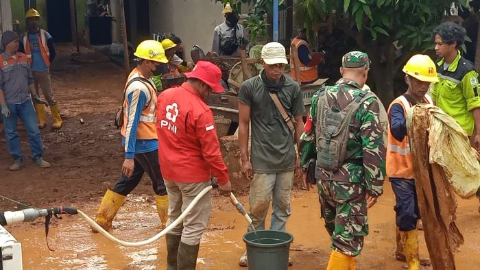 PMI Kabupaten Pekalongan Salurkan Bantuan Air Bersih untuk Korban Banjir Bandang Wangandowo