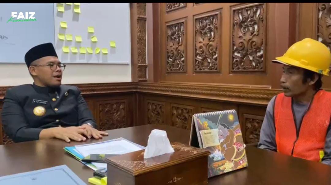 Viral Aksi Amat Ikrom Bersih-bersih Got Pantura Barang Saat Hujan, Bupati Faiz Beri Apresiasi