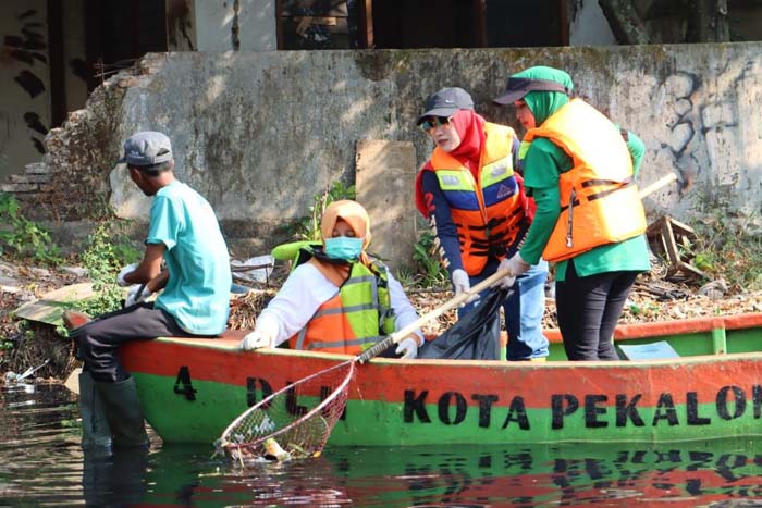  Bersihkan Sampah di Kali Loji Kota Pekalongan, Begini Cara yang Dilakukan PKK dan DLH