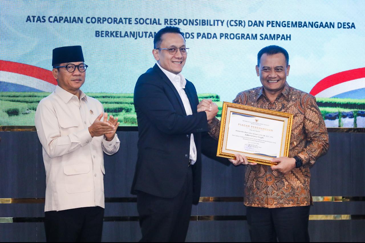 Ahmad Luthfi Terima Penghargaan Program Pengelolaan Sampah dari Kemendes PDT