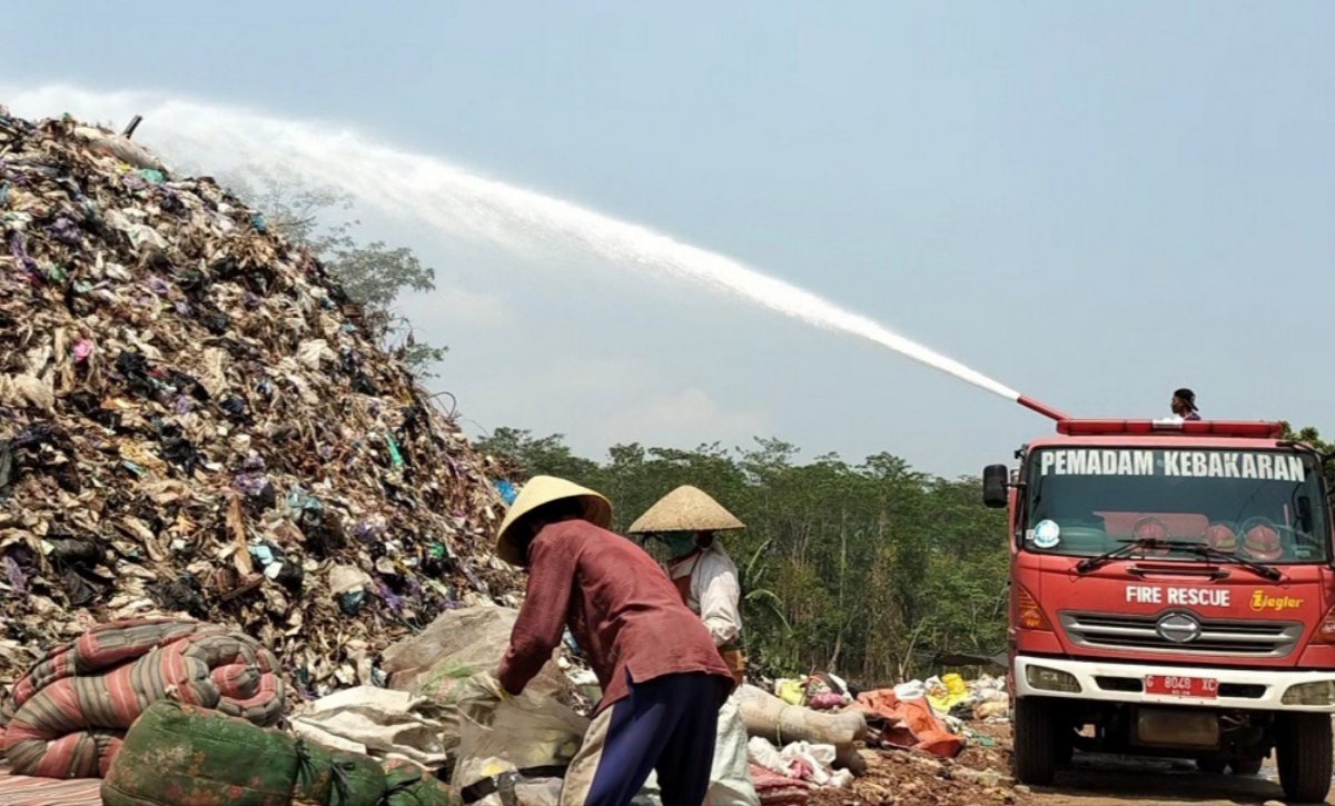 Cegah Kebakaran, Gunungan Sampah di TPA Randukuning Diguyur Air Secara Berkala