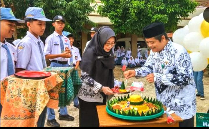 Momentum Haru Peringati Hari Guru di MAN Pekalongan