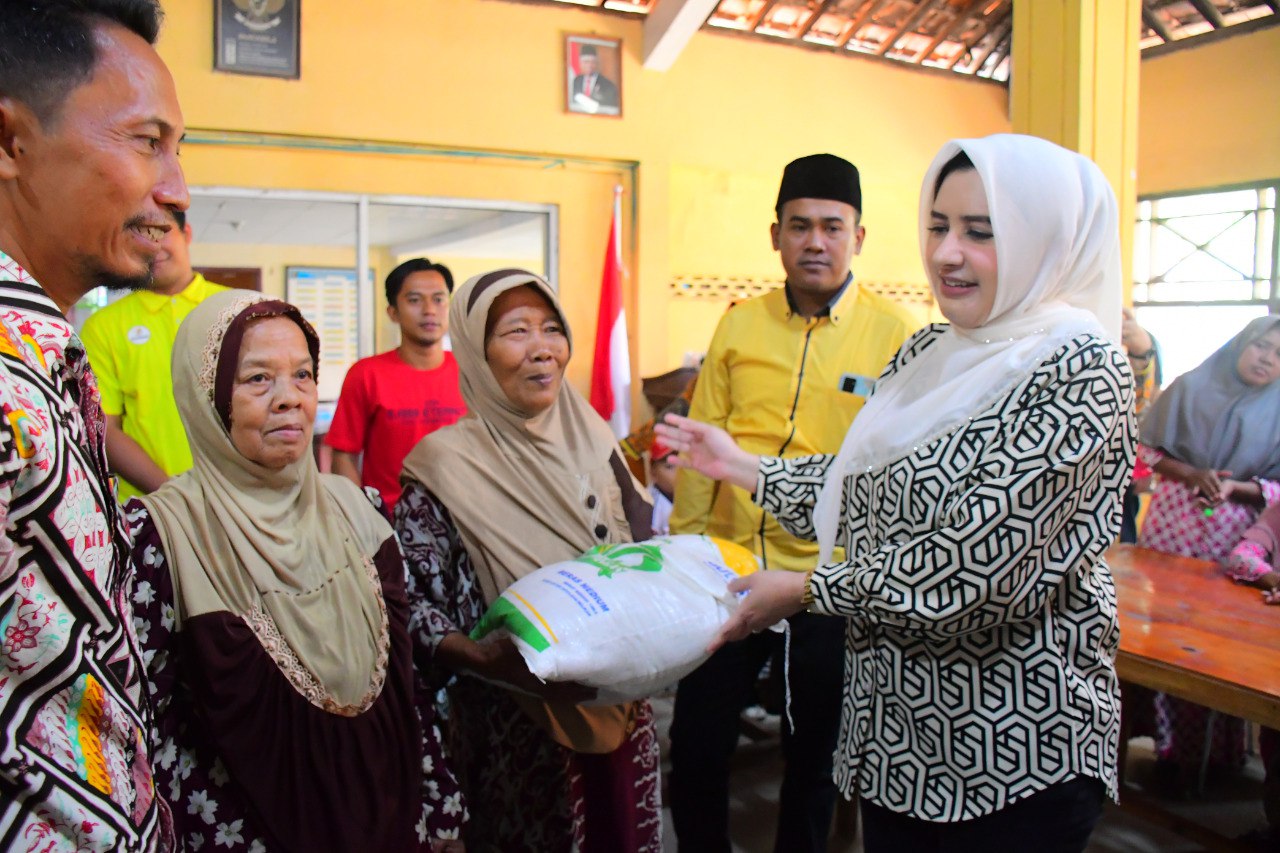 Bupati Pekalongan Fadia Arafiq Pantau Penyaluran Bantuan Sosial Beras di Desa Bebel