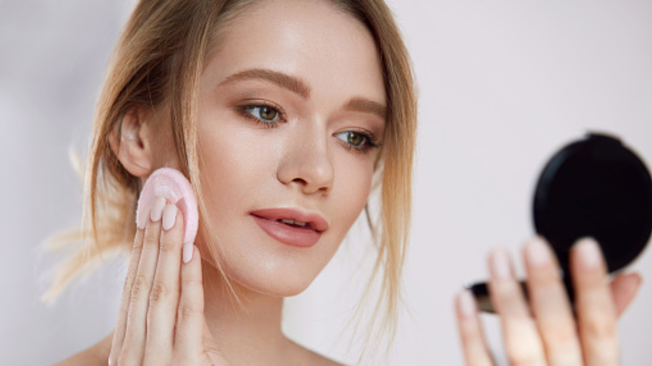 4 Bedak yang Cocok untuk Kulit Berminyak yang Bikin Glowing dan Bebas Cakey, Mulai 35 Ribuan!