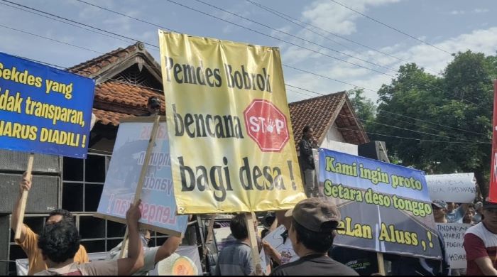 Warga Desa Proto Kedungwuni Tuntut Sekdes Mundur
