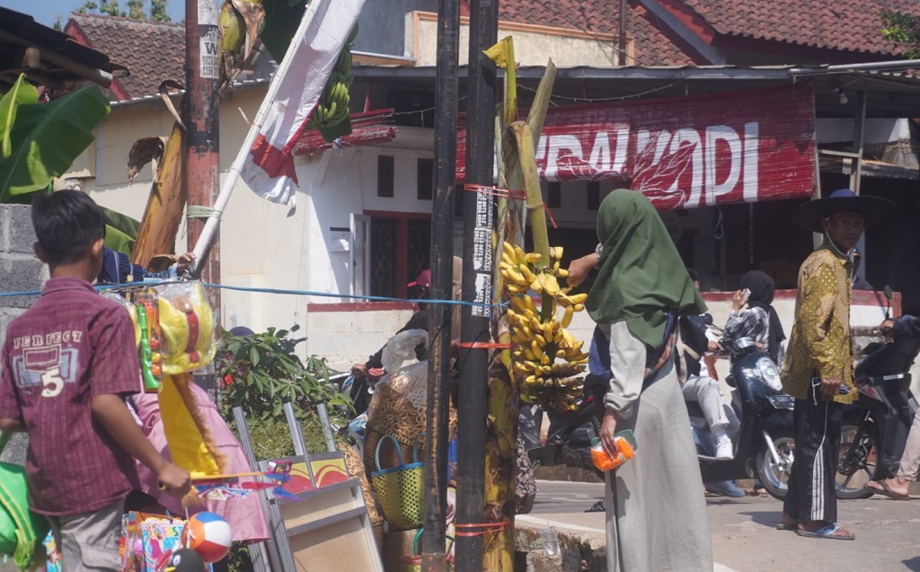 Gantung Pisang Jadi Tradisi Unik Peringatan HUT RI di Desa Kemiri Barat