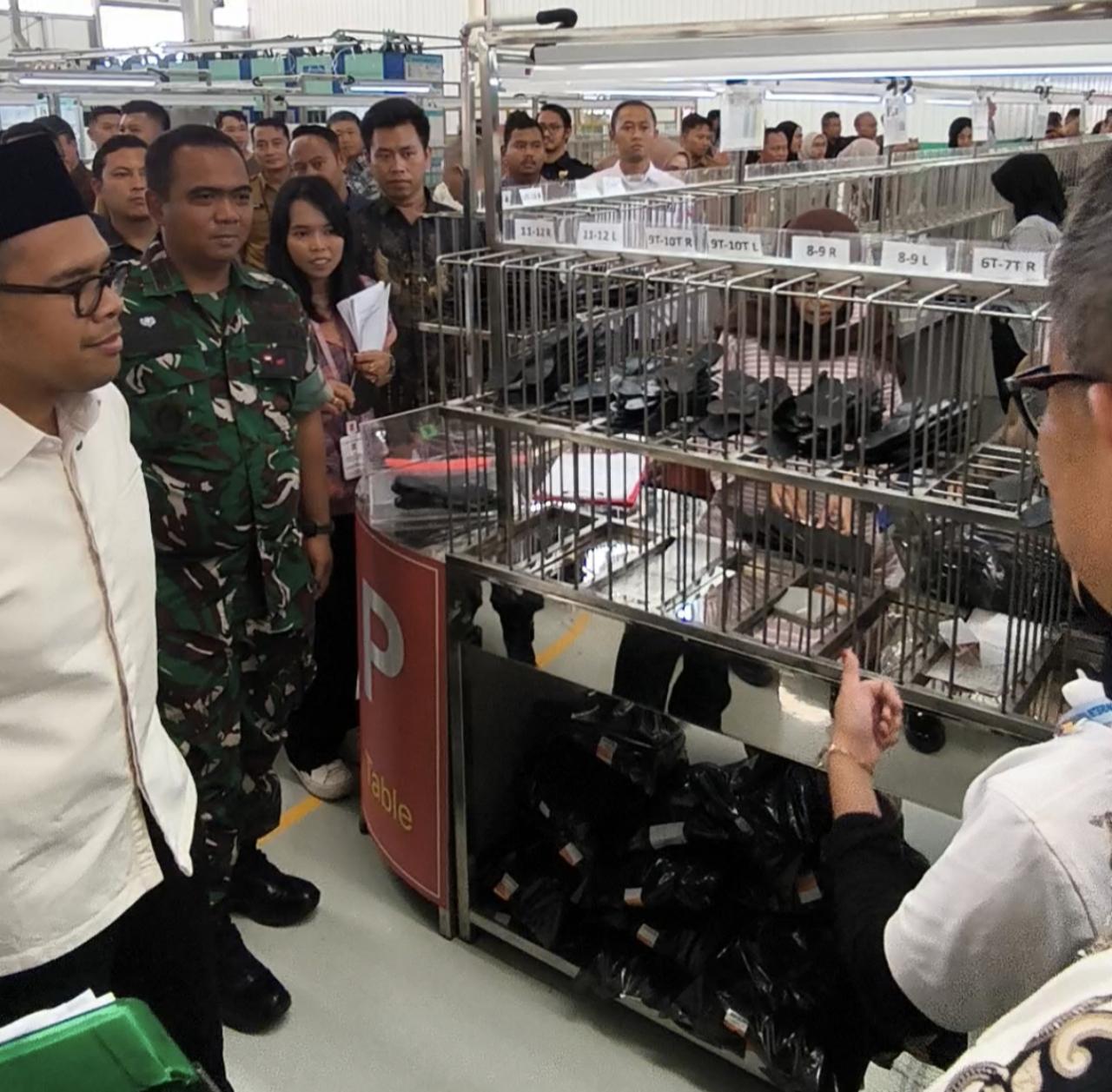 Resmikan Pabrik Sol Sepatu, Bupati Faiz Berharap 70 Persen Pekerjanya Warga Batang 