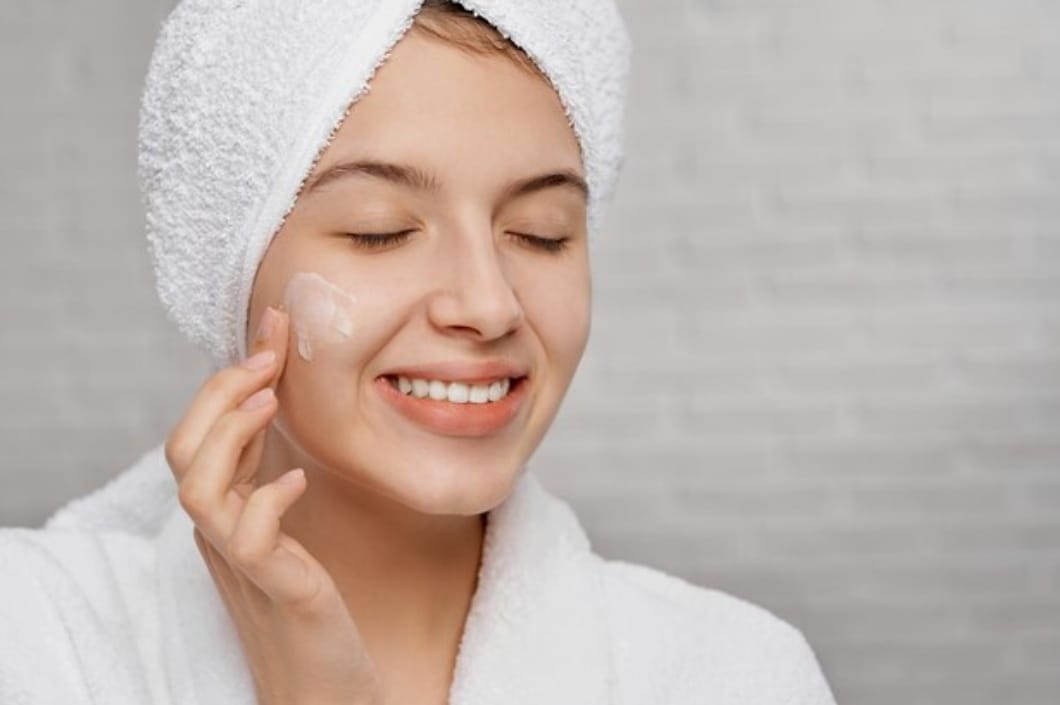 3 Sunscreen Memutihkan Wajah Terbaik! Ampuh Kecilkan Pori-Pori, Bantu Hilangkan Flek Hitam, Ada di Indomaret