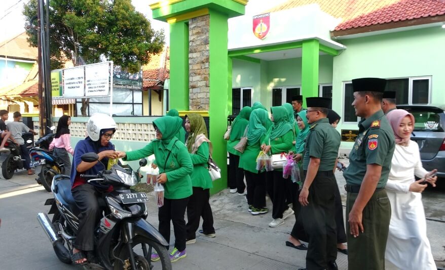 Koramil 02 Pekalongan Timur Bagi-Bagi Takjil untuk Masyarakat
