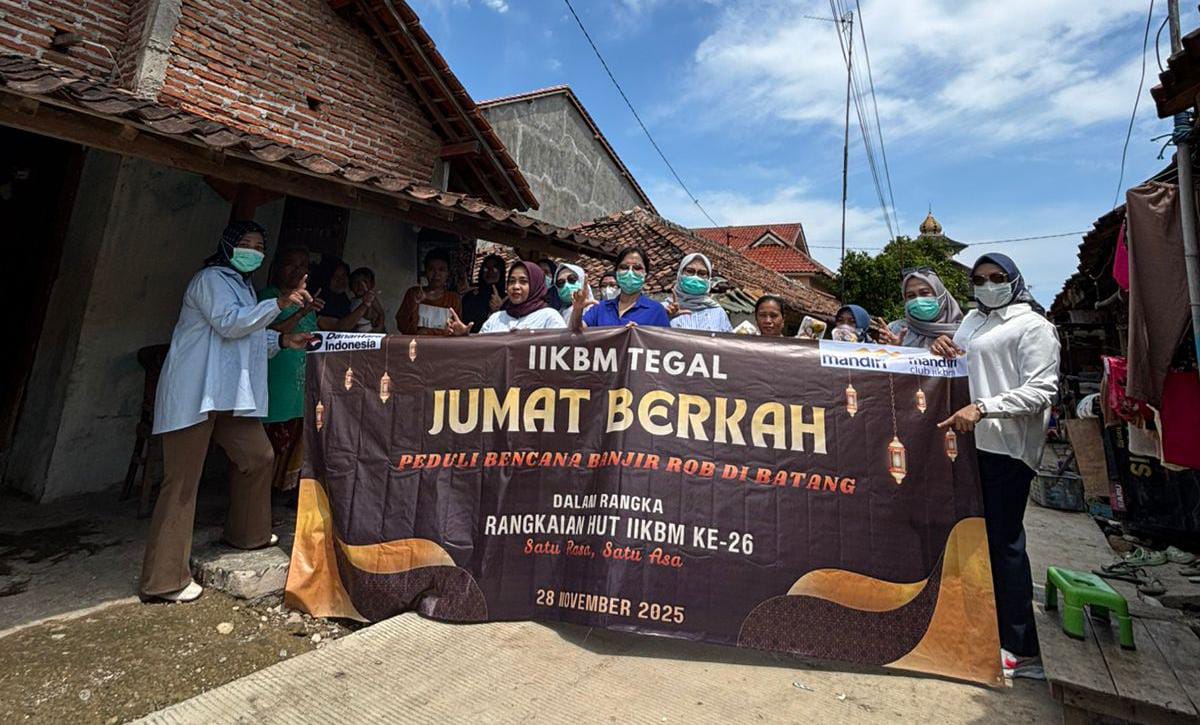 IIKBM Tegal Bagikan 300-an Paket Buah dan Kue untuk Warga Terdampak Rob di Pesisir Batang