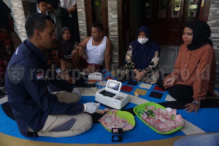 Uang Puluhan Juta Rusak Saat Disimpan di Toples dan Diletakan Kolong Tempat Tidur