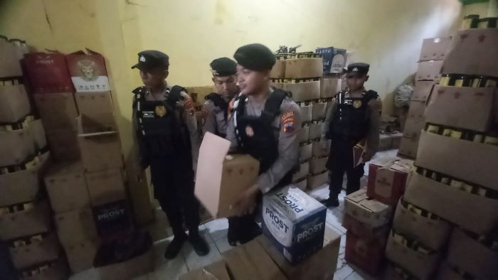 Satuan Samapta Polres Pekalongan Sita Ratusan Botol Miras dari Gudang Rongsok di Karanganyar