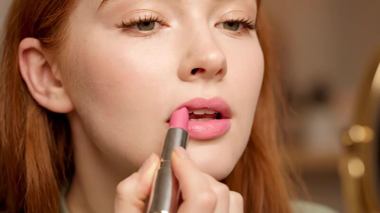 Top 4 Lipstik yang Tahan Lama dan Murah untuk Bibir Hitam, Nyaman Dipakai Seharian