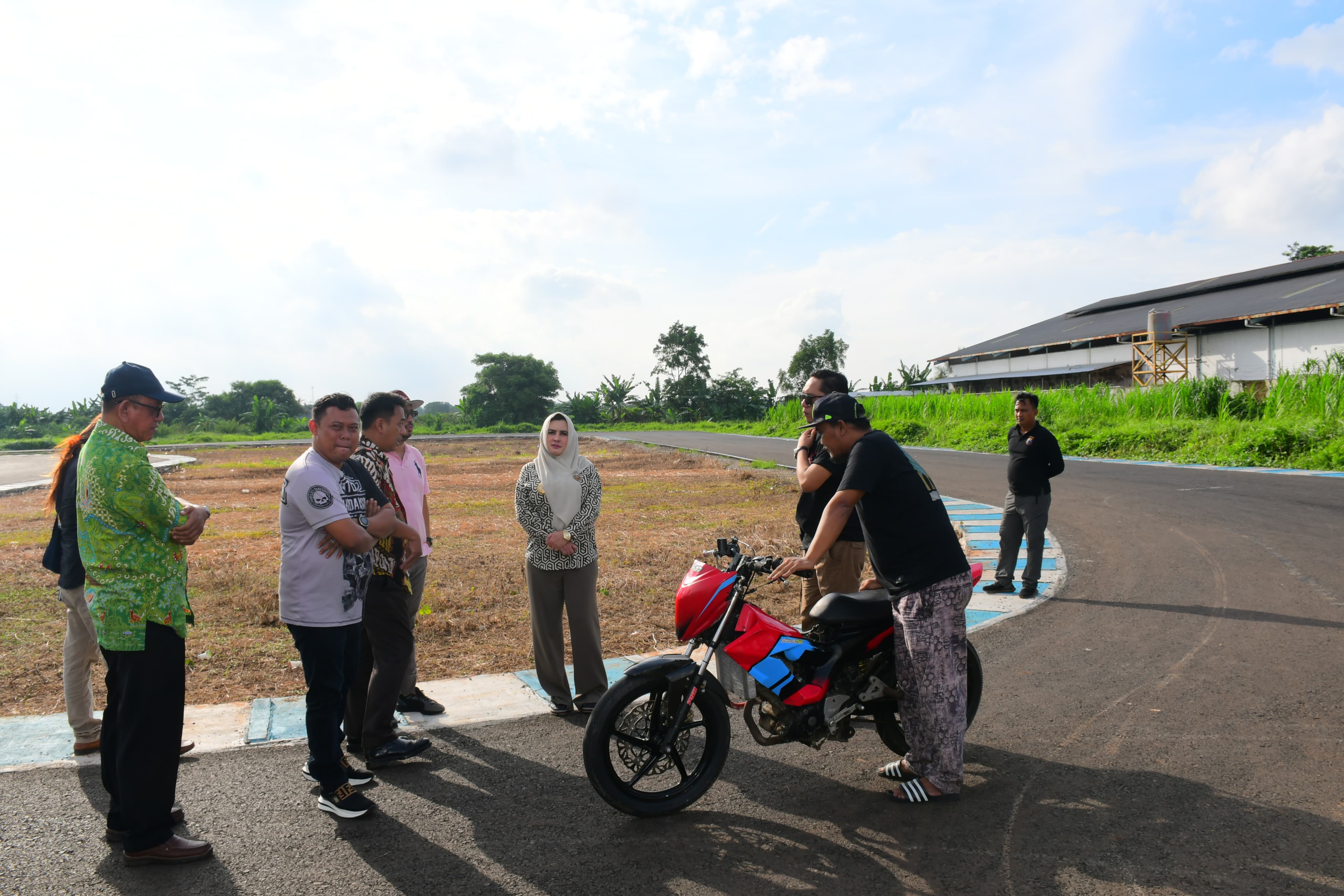 Tahap Pertama Selesai Dibangun, Bupati Pekalongan Fadia Arafiq Tinjau Sirkuit Balap Motor di Kedungwuni