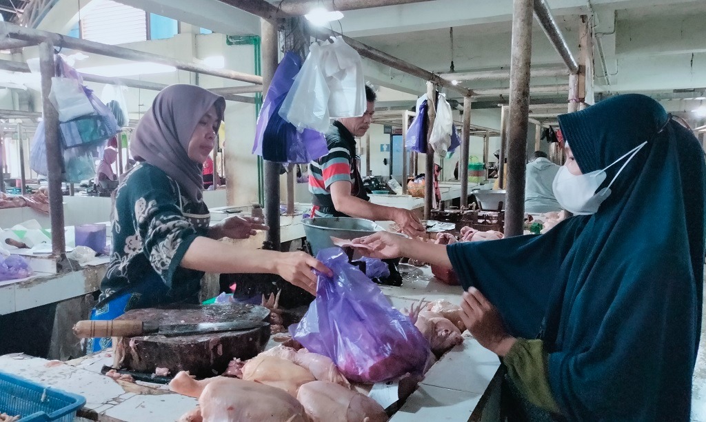 Awal Ramadan Harga Ayam di Pasar Batang Tembus Rp44 Ribu Per Kilogram
