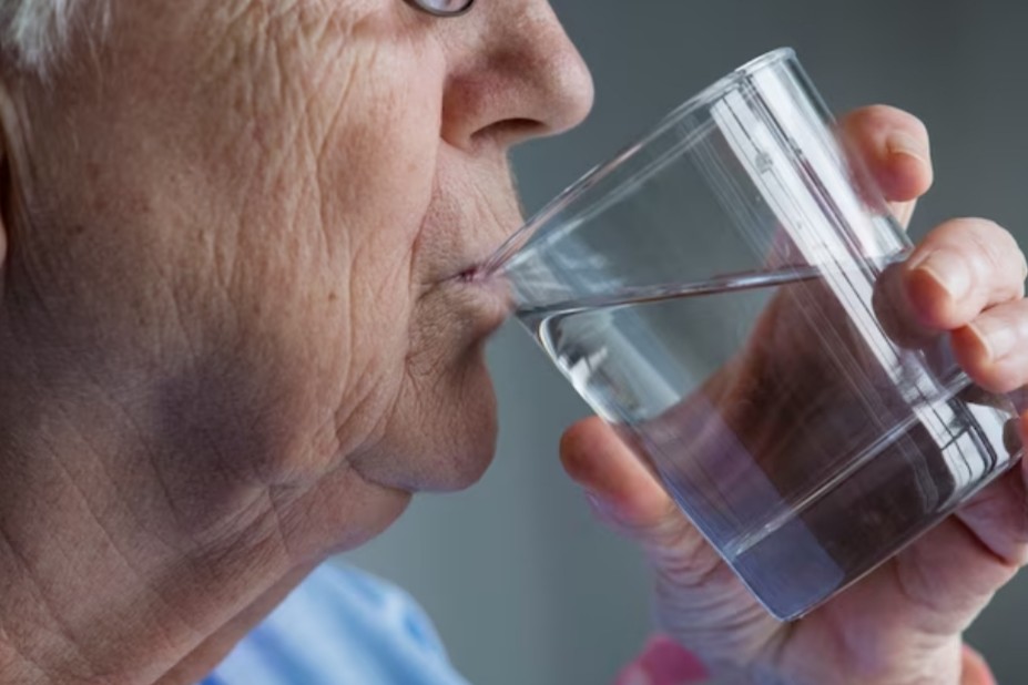 Inilah Manfaat Kebiasaan Minum Air Putih Setiap Hari untuk Kesehatan Ginjal di Usia 50 Tahun
