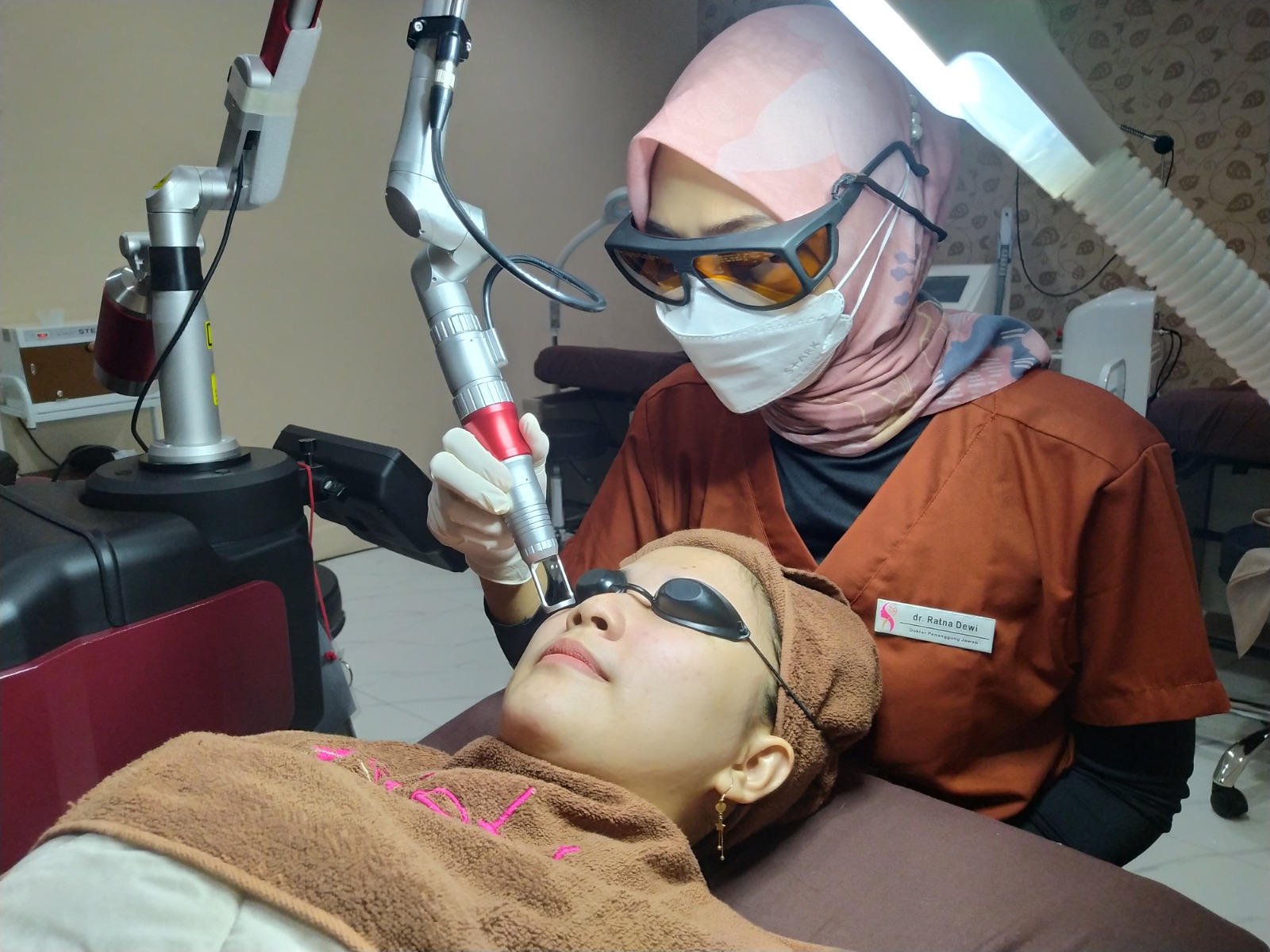 Tampil Glowing dengan 3 Treatment Laser Andalan Reta Beauty Clinik  