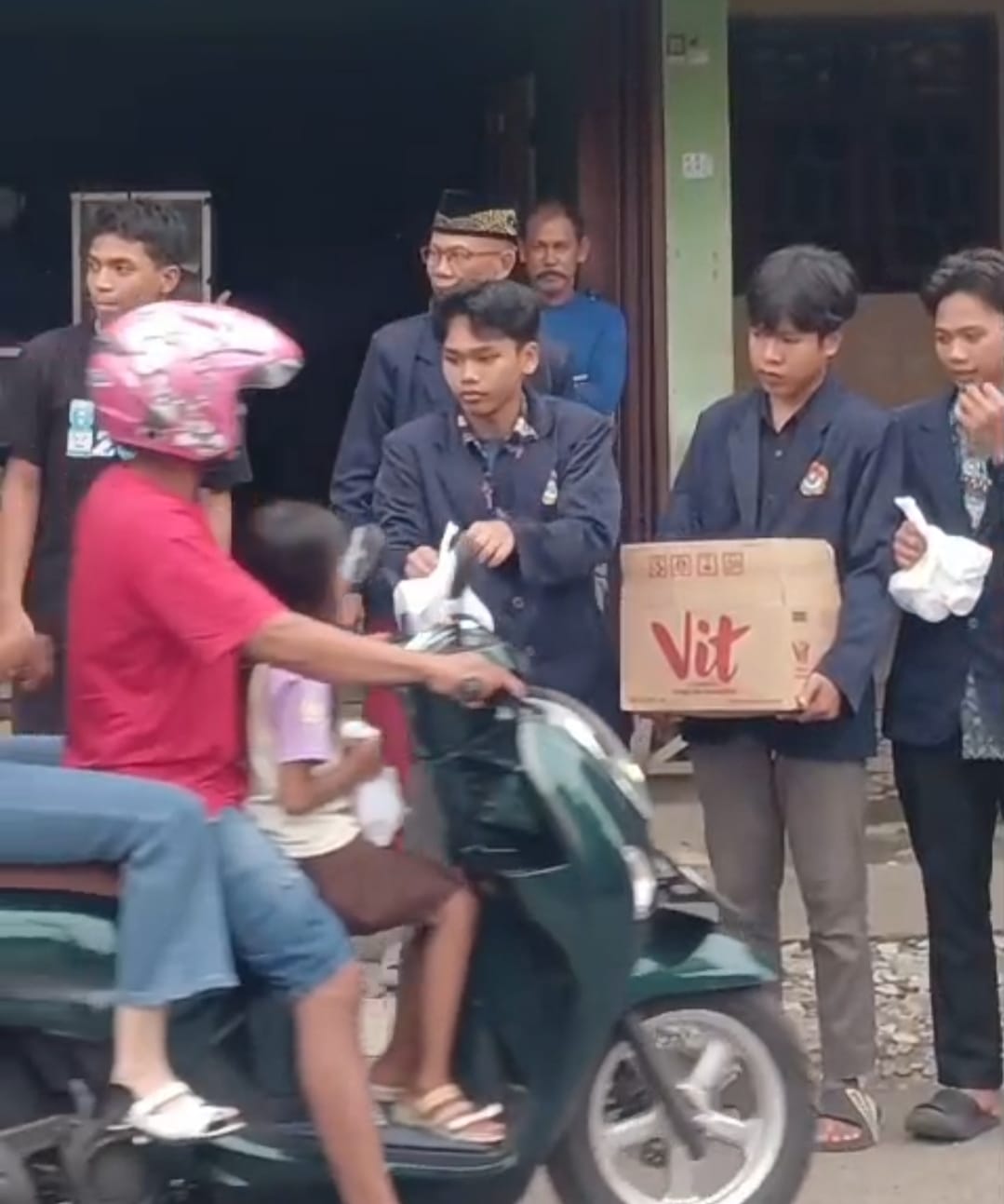 Ramadhan, Pemuda LDII Wiradesa Berbagi Takjil