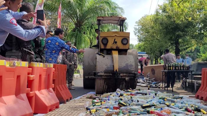 Forkopimda Musnahkan Ribuan Botol Miras dan Ratusan Knalpot Brong