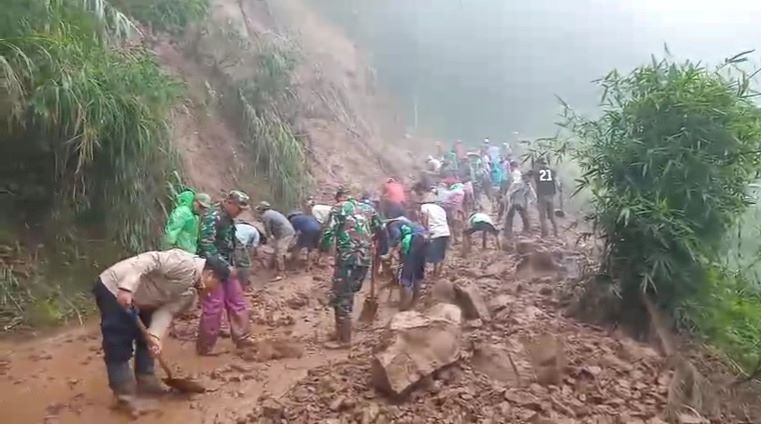 Demi Jalan Kembali Terbuka, Aparat dan Warga Lebakbarang Bahu-Membahu Singkirkan Material Longsor