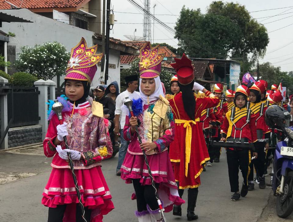 Marching Band Gempita Ceria SDN Proyoananggan 3 Batang Hibur Warga Lewat Pawai Megengan