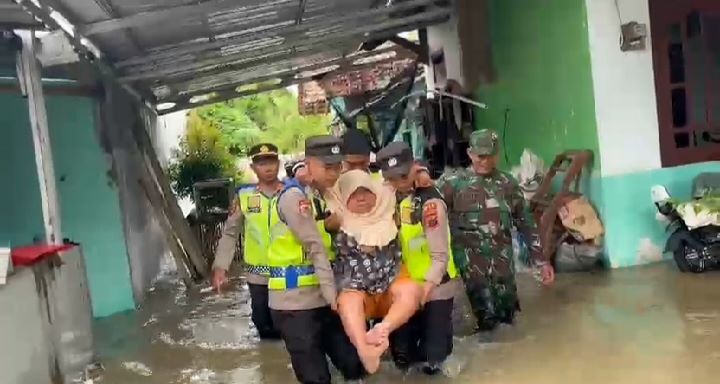 Polisi Evakuasi Puluhan Warga Terdampak Banjir di Siwalan Pekalongan