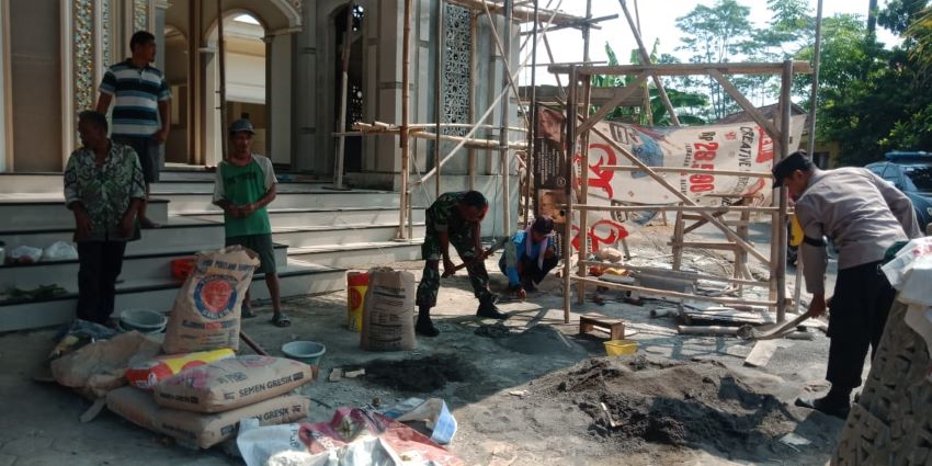 TNI-Polri Kompak, Bhabinkamtibmas dan Babinsa Ikut Kerja Bakti Pembangunan Masjid saat Sambang Desa 