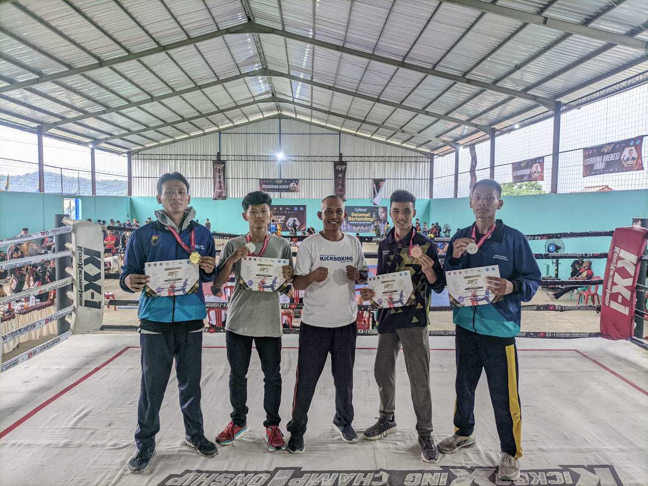 4 Atlet dari Batang Raih Empat Medali Kejurnas Kickboxing di Bumiayu 