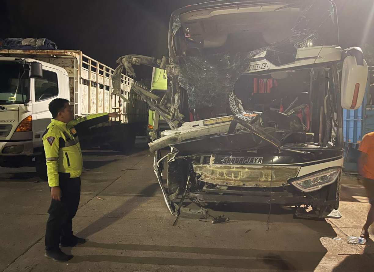 Bus Pariwisata Angkut Pelajar SMP Seruduk Trailer di Tol Batang-Semarang, Satu Tewas di Lokasi