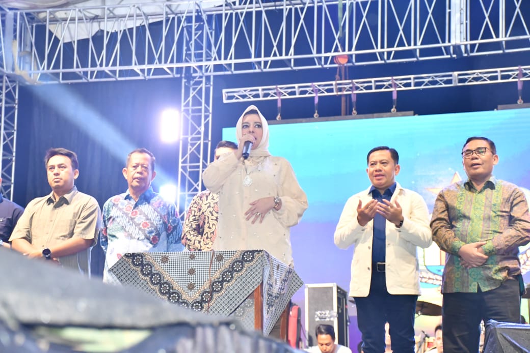 Bupati Pekalongan Fadia Arafiq Bersama Sukirman Rayakan Tahun Baru 2025 Bersama Ribuan Masyarakat