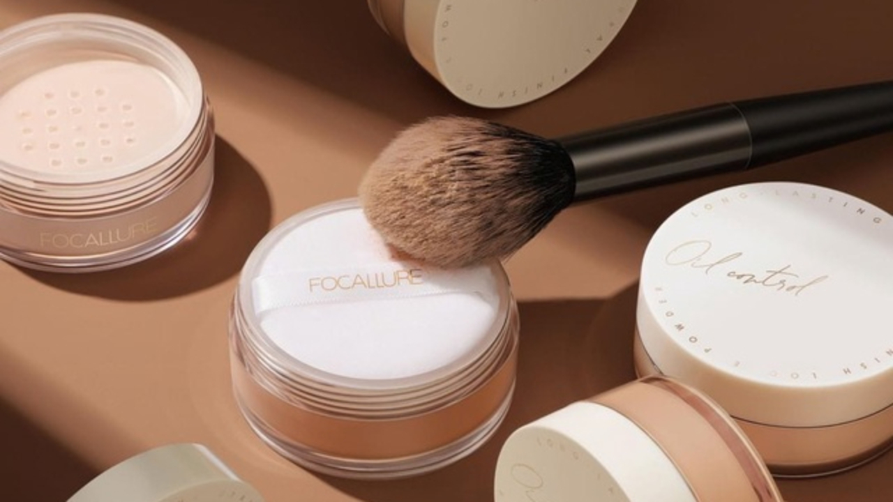 5 Rekomendasi Bedak yang Tahan Minyak dan Keringat di Wajah, Auto Glowing Seharian!