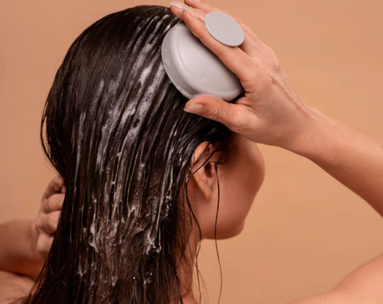 4 Rekomendasi Shampo untuk Rambut Berminyak yang Ampuh Usir Ketombe