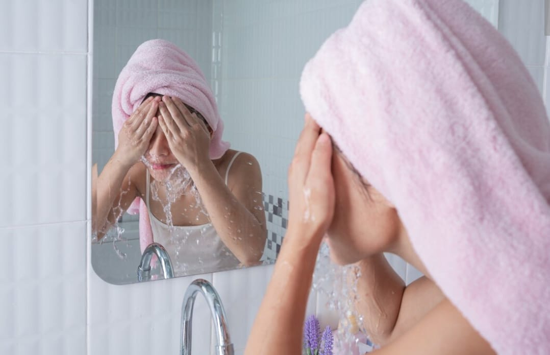 4 Facial Wash yang Bikin Glowing dan Mencerahkan Kulit Secara Lebih Cepat