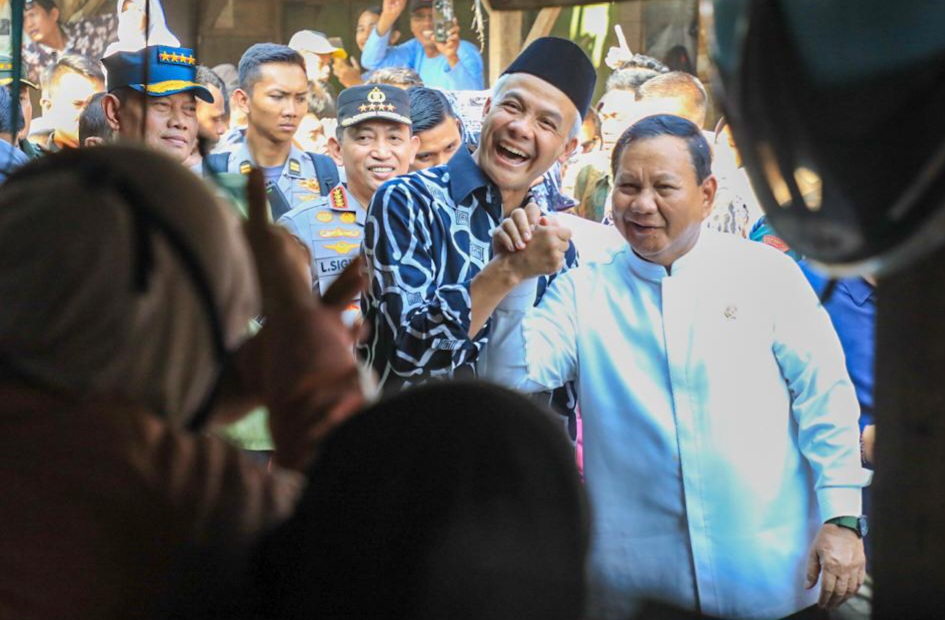 Ekspresi Cinta Warga untuk Ganjar saat Dampingi Jokowi Blusukan di Pasar