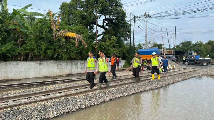 Banjir Pekalongan Mulai Surut, 2 Kapolres di Pekalongan Cek Kelayakan Rel Kereta Api Pekalongan-Sragi