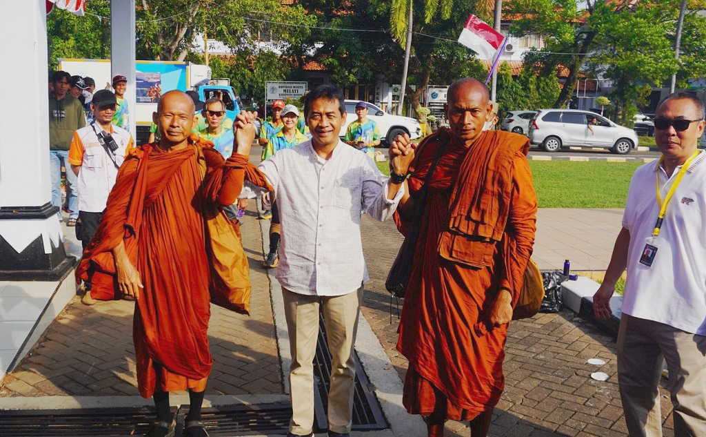 Disambut Hangat di Batang, Wabup Suyono Dapat Gelang Kenangan dari Biksu Thudong