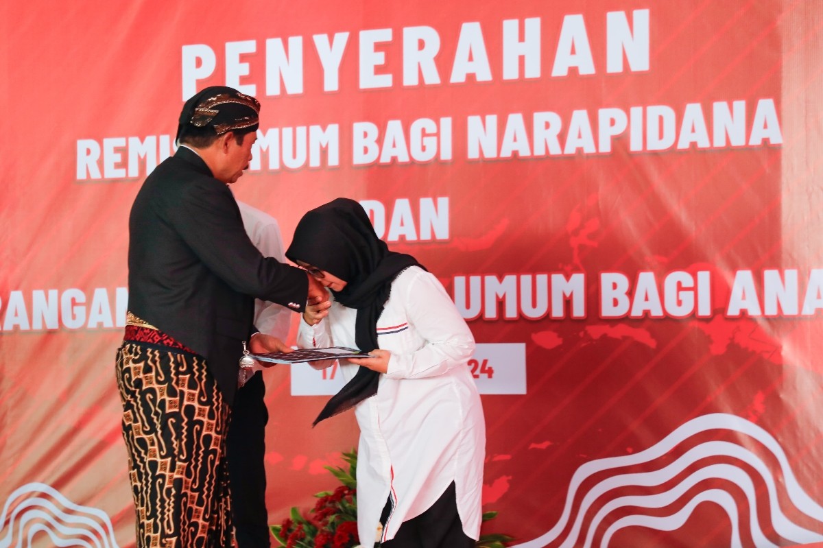 Peringati HUT ke-79 RI, Pj Gubernur Jateng  Serahkan Remisi 7.953 Warga Binaan