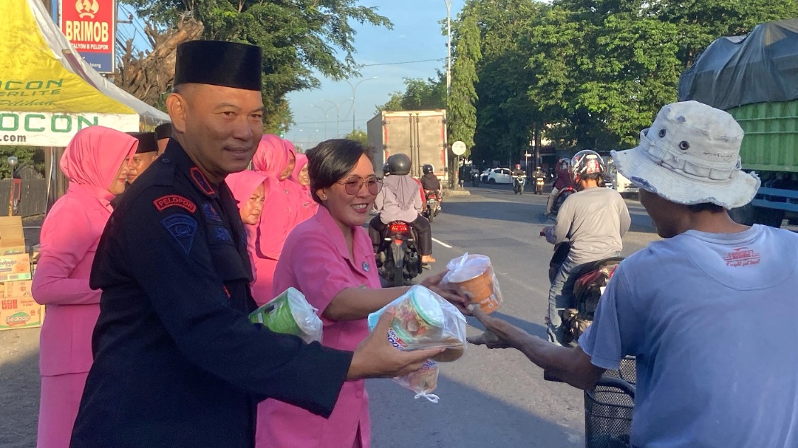 Brimob Jateng Bagikan 600 Takjil dan Sholawatan di Depan Mako Kalibanger Pekalongan