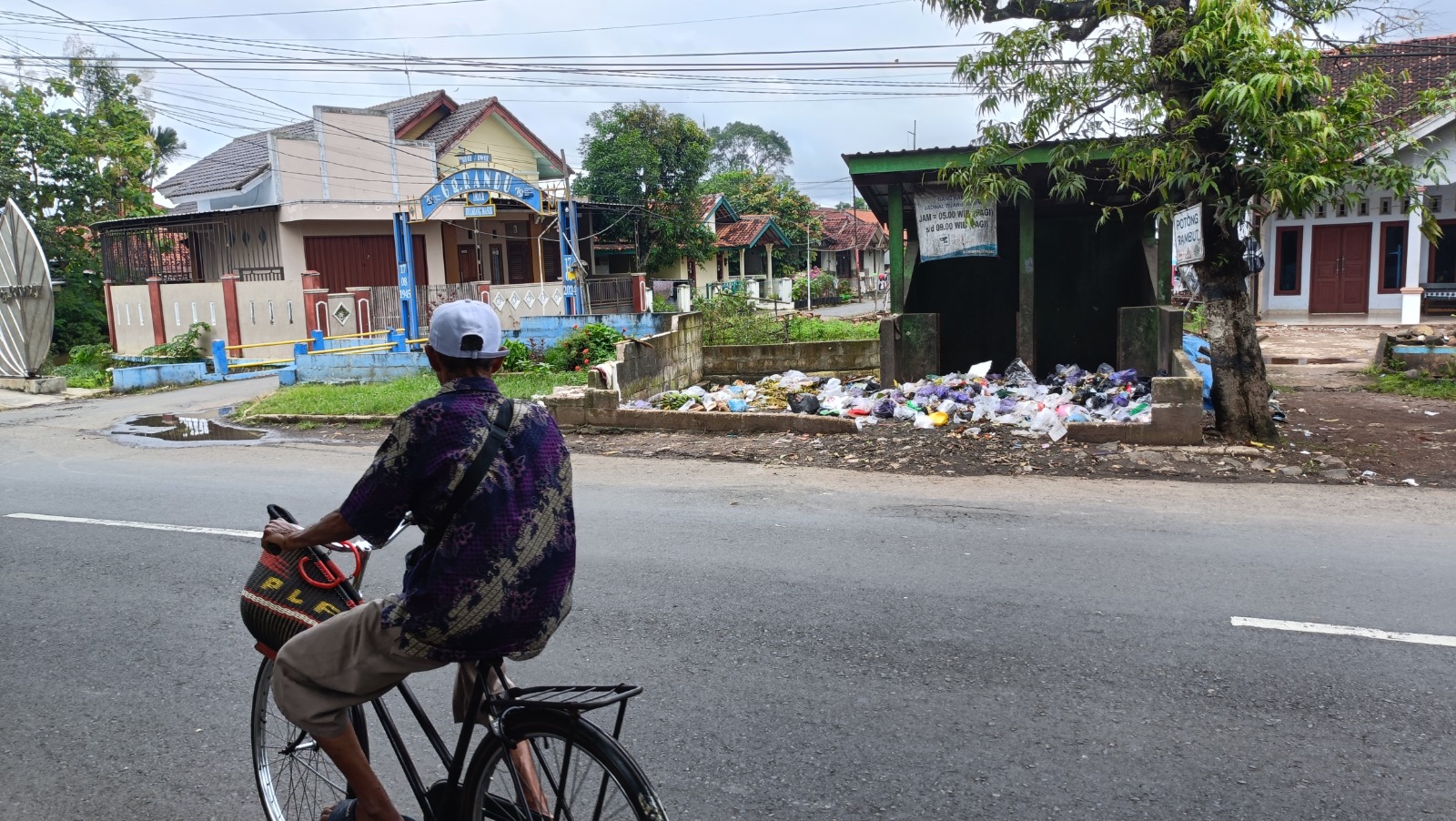 Bupati Batang Geram, Masih Banyak Sampah Tercecer di Pinggir Jalan