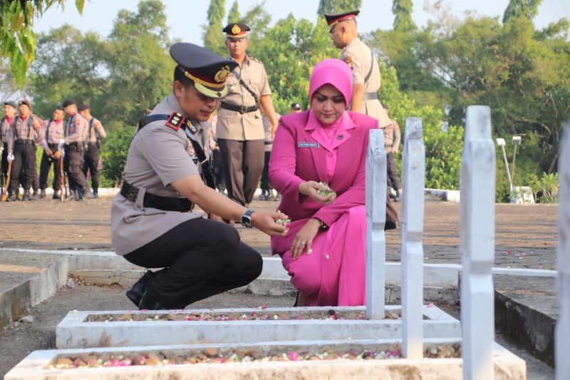 Peringati Hari Bhayangkara ke-77, Polres Pekalongan Ziarah Tabur Bunga di Taman Makam Pahlawan