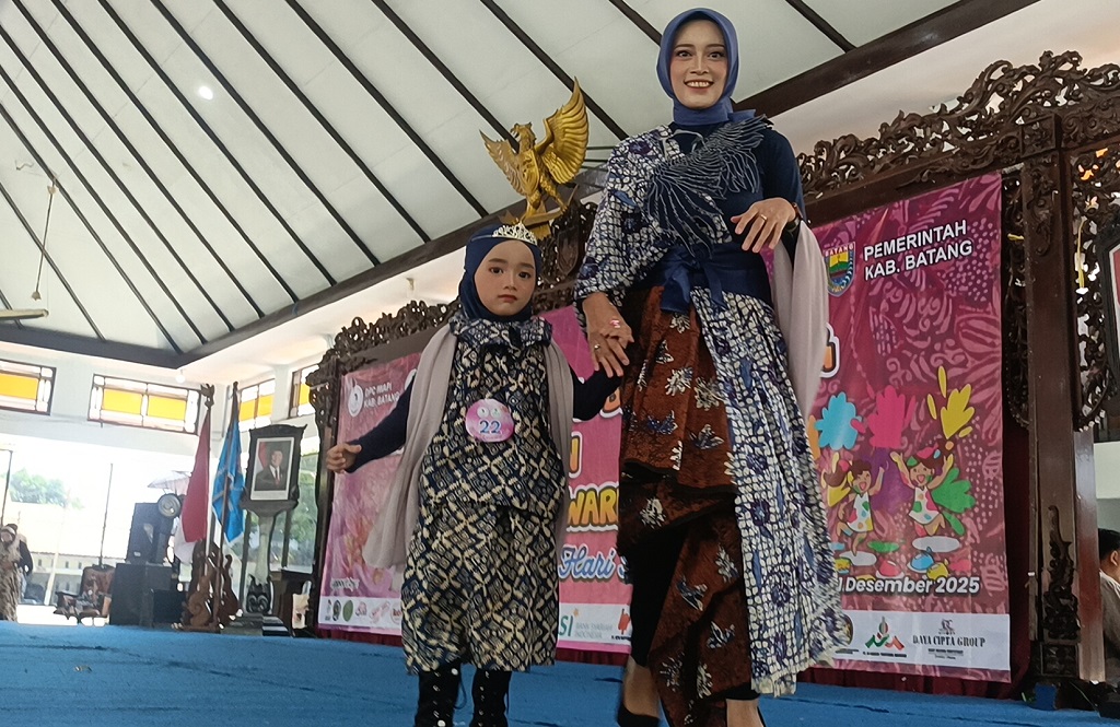 Sambut Hari Ibu, IWAPI Batang Gelar Fashion Show Kreasi Batik Ibu dan Anak