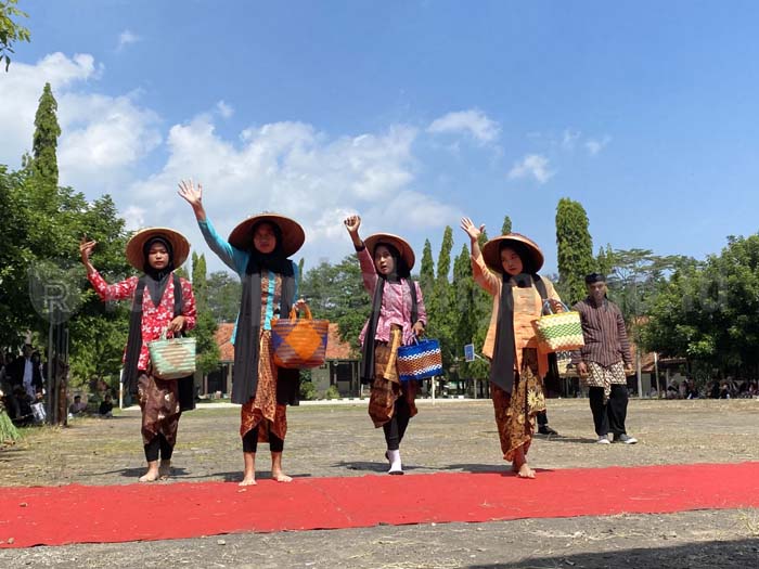 Tradisi Nyandran sampai Sintren Meriahkan Karnaval Budaya SMAN 1 Wonotunggal