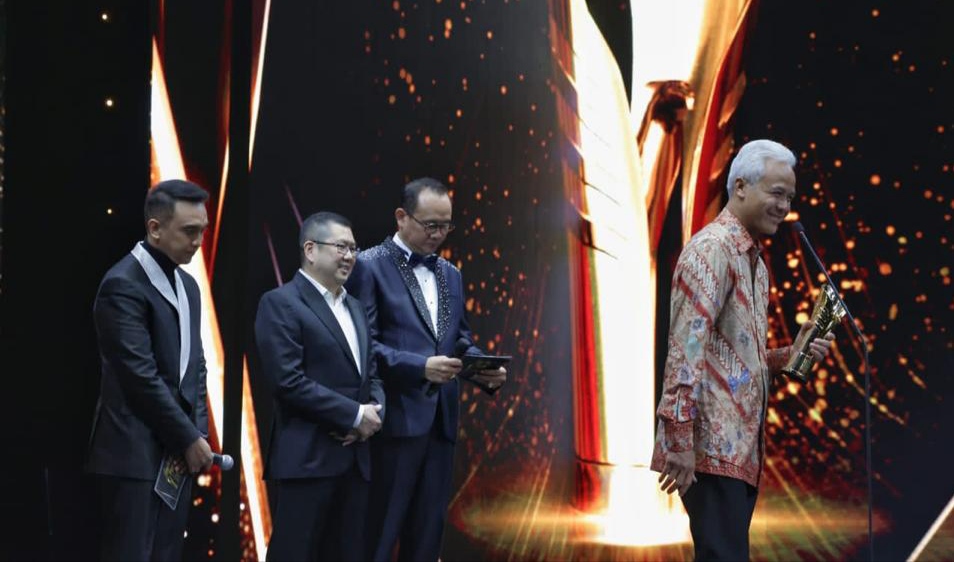 Ganjar Pranowo Raih Penghargaan News Maker Terbaik Nasional