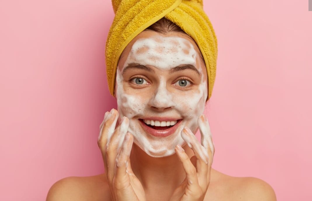 4 Rekomendasi Facial Wash untuk Kulit Sensitif dan Kering Terbaik