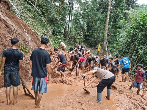 Polisi-Warga Evakuasi Longsor Dapuran Bambu di Linggoasri