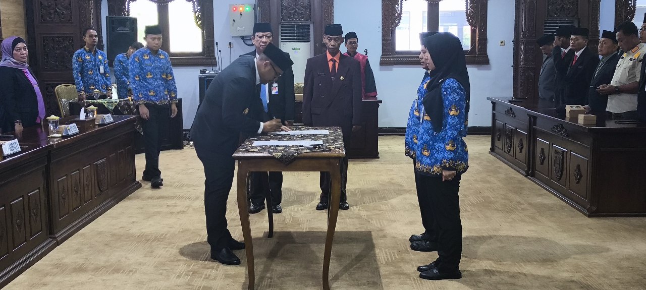 Lantik 6 Pejabat Administrator, Bupati Batang Wajibkan Tiap OPD Punya 5 Agenda Prioritas 
