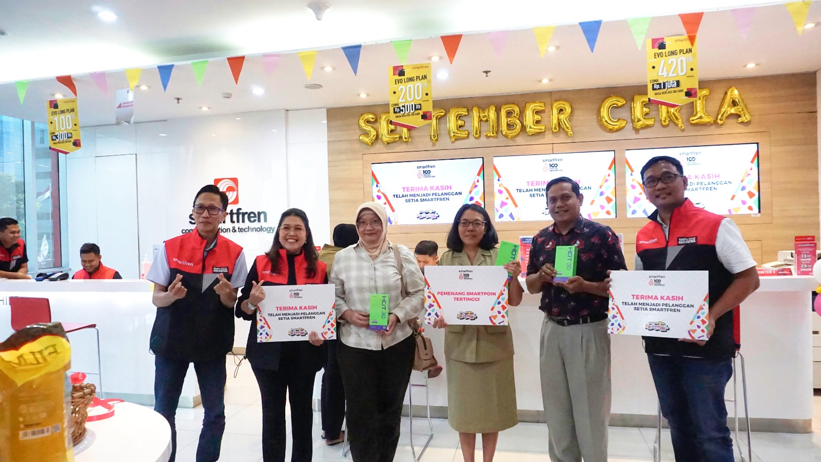 Hari Pelanggan Nasional 2023, Smartfren Berikan Smartphone untuk Pelanggan Setia di Semarang