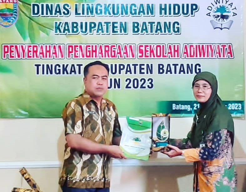 Jadi Binaan PT BPI, MTs Darul Hikmah Sengon Subah Terima Penghargaan Adiwiyata Kabupaten Batang 