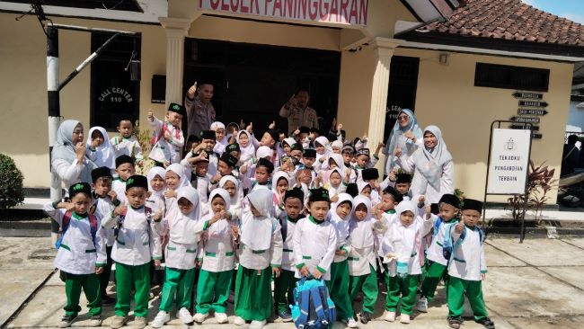 Polisi Sahabat Anak di Polsek Paninggaran, Ini Yang Dilakukan Puluhan Anak TK RA Al Hikmah