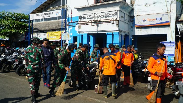 Hari Juang TNI AD 2024, Kodim Pekalongan Bersih-bersih Pasar Karanganyar